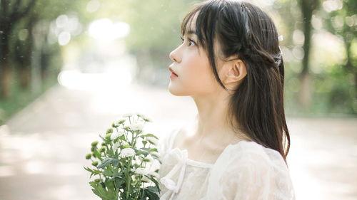 一切顺利的女孩,女孩的青春成长记